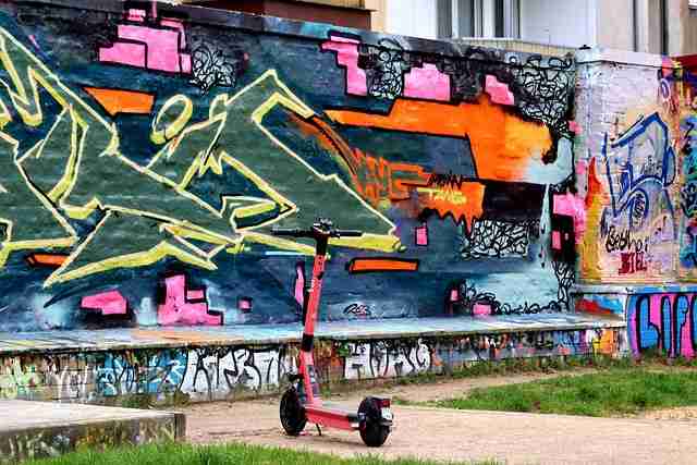 鉴黄师官网入口独家揭秘·隐私争议红与黑